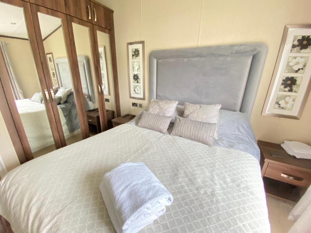 Wildflower, Premium Plus Hot Tub Lodge サウス・サーニー エクステリア 写真