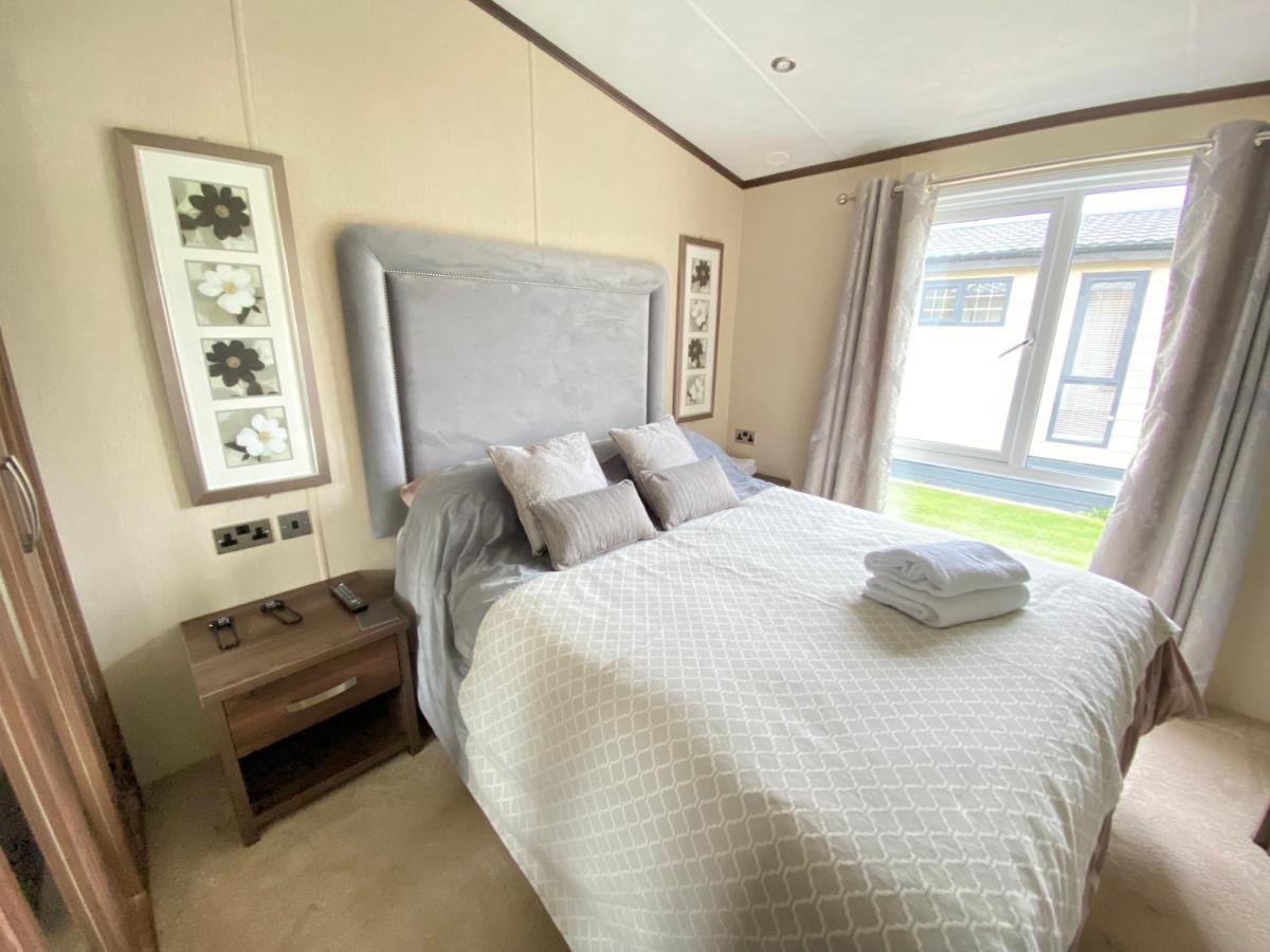 Wildflower, Premium Plus Hot Tub Lodge サウス・サーニー エクステリア 写真